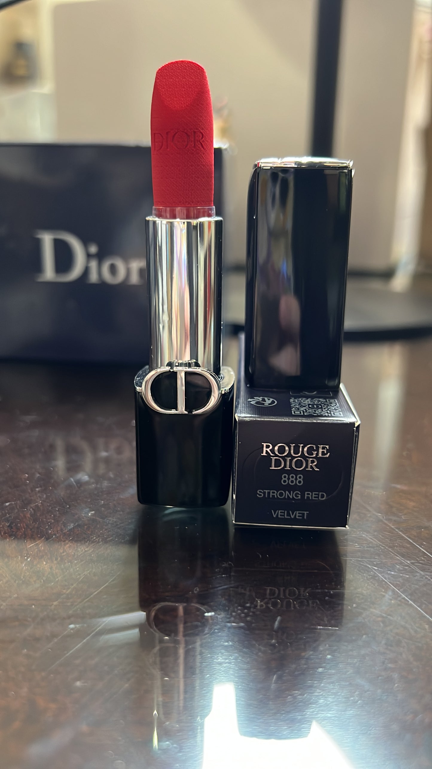 888 strong red Rouge Dior Couture Color - Hydrating & Long-lasting lipstick - Velvet, Satin & New Veil Finishes